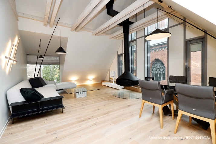 Sludinājumi. Senatnes elpa un vecpilsētas miers padara Vilhelma Namus par īstenu oāzi dvēselei. Ēkas ir valsts Cena: 2340 EUR/mēn Foto #8