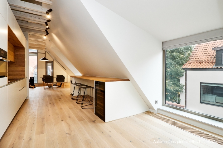 Sludinājumi. Senatnes elpa un vecpilsētas miers padara Vilhelma Namus par īstenu oāzi dvēselei. Ēkas ir valsts Cena: 2340 EUR/mēn Foto #9