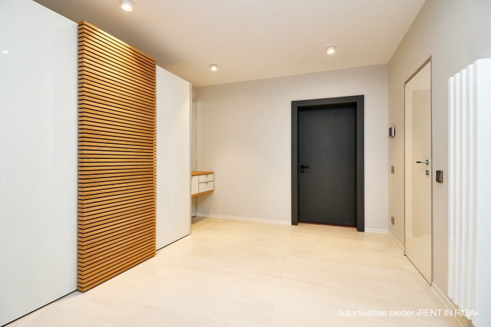 Sludinājumi. Vilhelma Nami Miesnieku ielā 13, 15 un 17 iespējams ir iekārojamākās adresēs Rīgā. Senatnes elpa Cena: 4992 EUR/mēn Foto #9