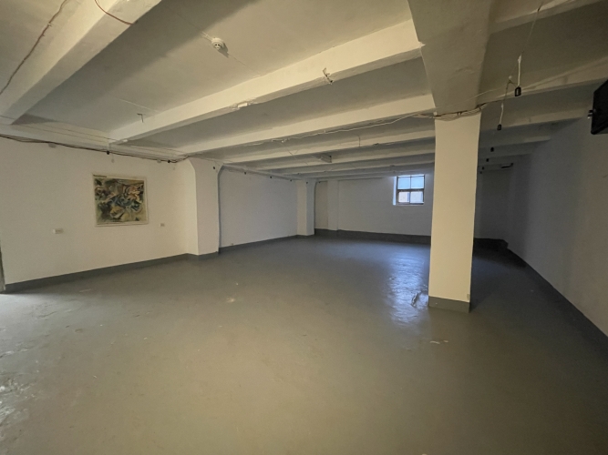 Объявление. Biroja telpas ar noliktavu Juglā.  Logi un ieeja no ēkas fasādes. Pieejama autostāvvieta. Цена: 1000 EUR/мес. Foto #2