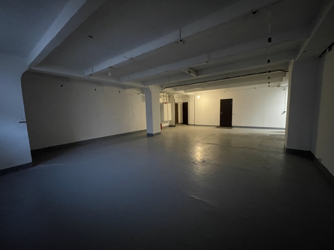 Объявление. Biroja telpas ar noliktavu Juglā.  Logi un ieeja no ēkas fasādes. Pieejama autostāvvieta. Цена: 1000 EUR/мес. Foto #3