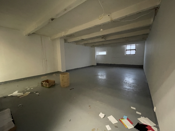 Объявление. Biroja telpas ar noliktavu Juglā.  Logi un ieeja no ēkas fasādes. Pieejama autostāvvieta. Цена: 1000 EUR/мес. Foto #4