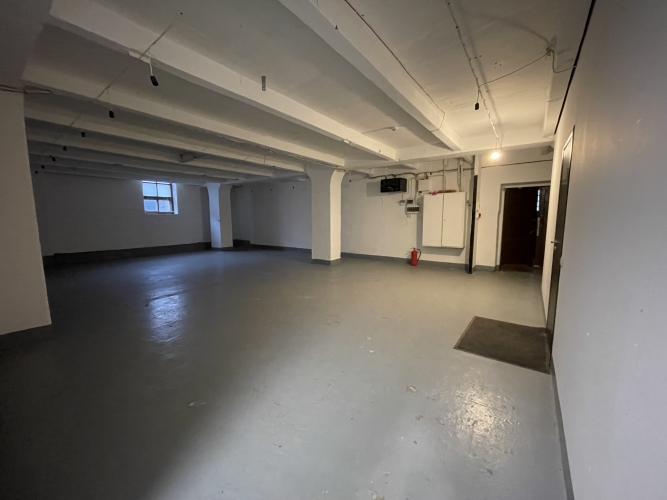 Объявление. Biroja telpas ar noliktavu Juglā.  Logi un ieeja no ēkas fasādes. Pieejama autostāvvieta. Цена: 1000 EUR/мес. Foto #1