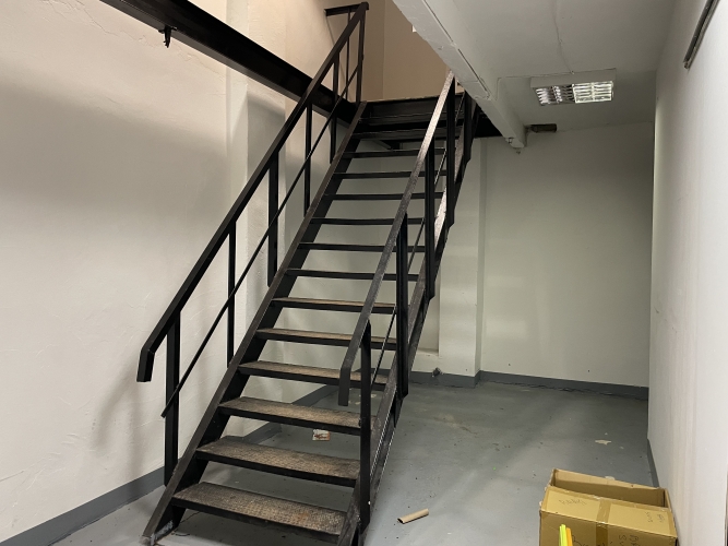 Объявление. Biroja telpas ar noliktavu Juglā.  Logi un ieeja no ēkas fasādes. Pieejama autostāvvieta. Цена: 1000 EUR/мес. Foto #9