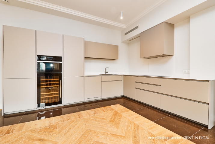 Sludinājumi. \'Elizabetes Rezidence\', viena no spilgtākajām Rīgas arhitektūras mantojuma pērlēm, celta 19. Cena: 705000 EUR Foto #7