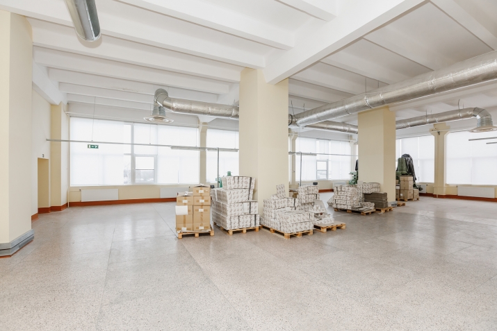 Sludinājumi. Plašas ražošanas telpas (1251) šūšanas ceham, apģērbu vai apavu ražotnei vai cita veida nodarbei Cena: 2075 EUR/mēn Foto #1