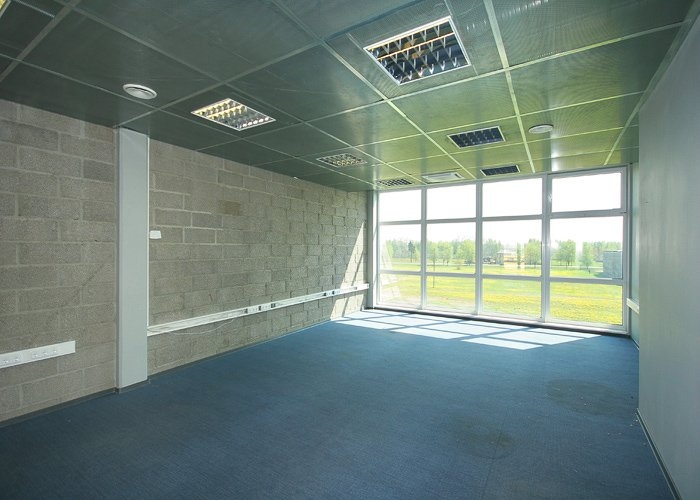 Sludinājumi. Birojs Tīrainē.  3. stāvā.  Platība sastāv no vienas telpas.  Wc koplietošanas koridorī. Cena: 378 EUR/mēn Foto #1