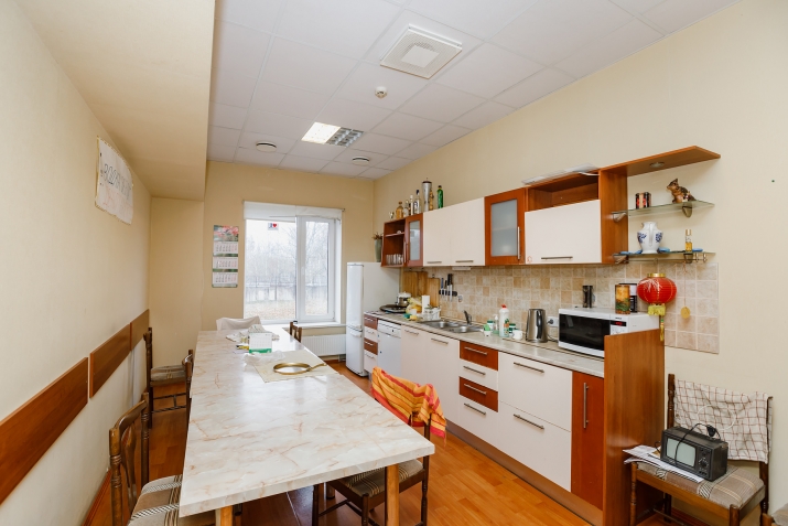 Sludinājumi. Iznomā biroja telpas telpu kompleksā Dzintars.  Telpas nodrošinātas ar diennakts apsardzi, mēbelēm, Cena: 130 EUR/mēn Foto #7