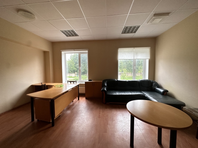 Sludinājumi. Iznomā biroja telpas telpu kompleksā Dzintars.  Telpas nodrošinātas ar diennakts apsardzi, mēbelēm, Cena: 105 EUR/mēn Foto #1