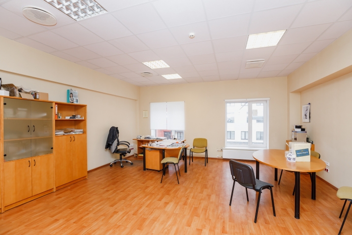Sludinājumi. Iznomā biroja telpas telpu kompleksā Dzintars.  Telpas nodrošinātas ar diennakts apsardzi, mēbelēm, Cena: 159 EUR/mēn Foto #2