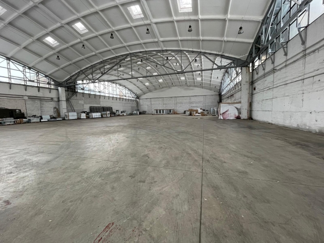 Sludinājumi. Noliktavas / ražotnes telpas ar augstiem griestiem un diviem paceļamajiem vārtiem.   + Noliktavās Cena: 18090 EUR/mēn Foto #1