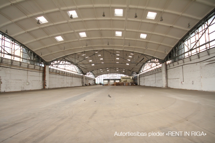 Sludinājumi. Noliktavas / ražotnes telpas ar augstiem griestiem un diviem paceļamajiem vārtiem.   + Noliktavās Cena: 18090 EUR/mēn Foto #2