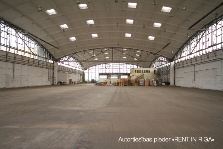 Sludinājumi. Noliktavas / ražotnes telpas ar augstiem griestiem un diviem paceļamajiem vārtiem.   + Noliktavās Cena: 18090 EUR/mēn Foto #3