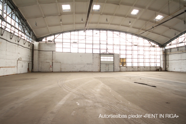 Sludinājumi. Noliktavas / ražotnes telpas ar augstiem griestiem un diviem paceļamajiem vārtiem.   + Noliktavās Cena: 18090 EUR/mēn Foto #4