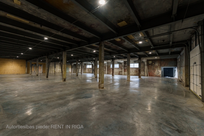 Sludinājumi. Plašas, sausas ražošanas telpas Ulriekstes ielā pie tirdzniecības ostas Rīga.   Telpas atrodas 1. Cena: 2592 EUR/mēn Foto #1