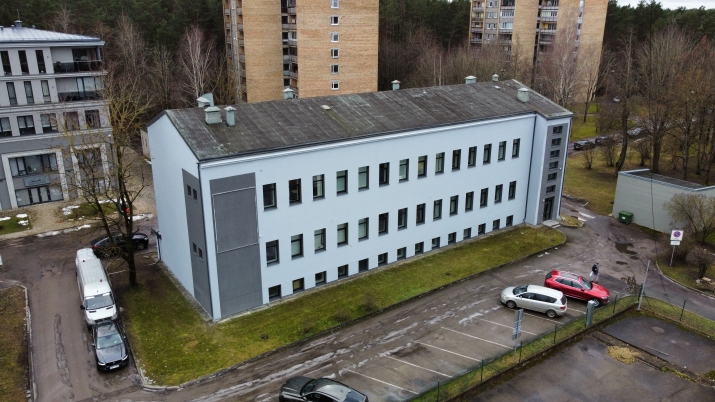 Объявление. Для покупки предлагается трехэтажное здание на улице Бривибас.  Полезная / арендуемая площадь: Цена: 1.1469e+06 EUR Foto #6