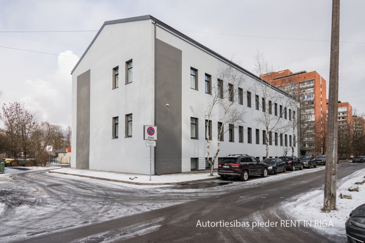 Объявление. Для покупки предлагается трехэтажное здание на улице Бривибас.  Полезная / арендуемая площадь: Цена: 1.1469e+06 EUR Foto #4