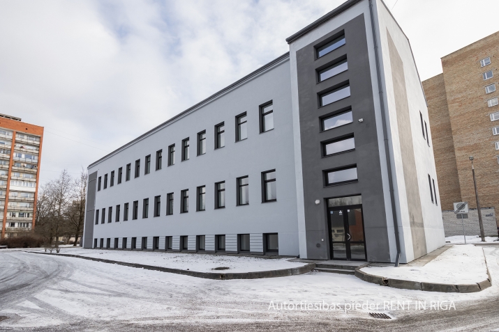 Объявление. Для покупки предлагается трехэтажное здание на улице Бривибас.  Полезная / арендуемая площадь: Цена: 1.1469e+06 EUR Foto #2