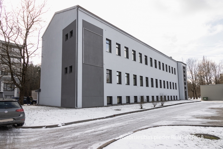 Объявление. Для покупки предлагается трехэтажное здание на улице Бривибас.  Полезная / арендуемая площадь: Цена: 1.1469e+06 EUR Foto #3