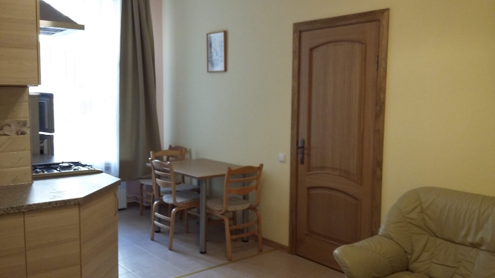 Sludinājumi. No jūlija vidus piedāvājam ilgtermiņā īrei mājīgu un siltu 3 istabu studio tipa dzīvokli klusā Cena: 550 EUR/mēn Foto #4