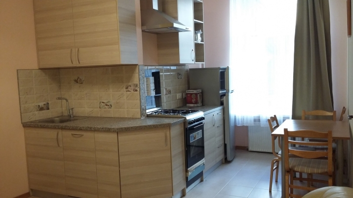 Sludinājumi. No jūlija vidus piedāvājam ilgtermiņā īrei mājīgu un siltu 3 istabu studio tipa dzīvokli klusā Cena: 550 EUR/mēn Foto #1