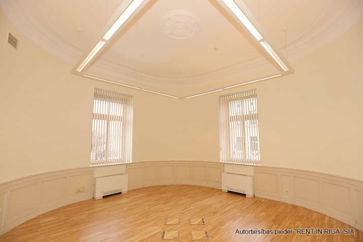 Sludinājumi. Respektabls birojs Rīgas klusajā centrā. Birojs atrodas ēkā Jura Alunāna ielā 2. Ēka celta pēc Cena: 7344 EUR/mēn Foto #6