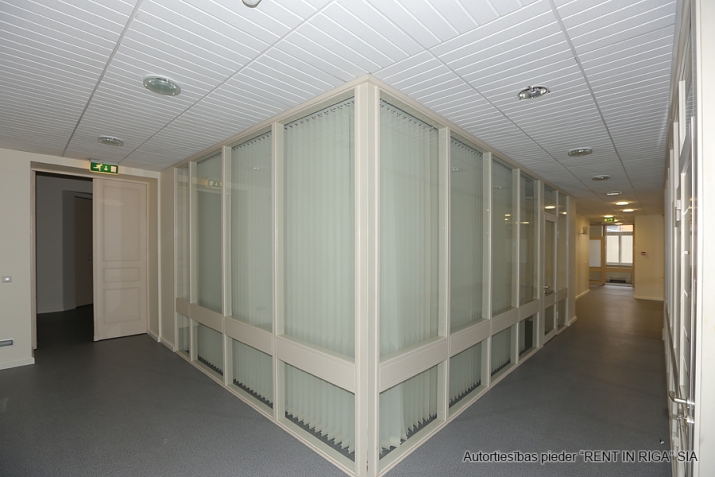 Sludinājumi. Respektabls birojs Rīgas klusajā centrā. Birojs atrodas ēkā Jura Alunāna ielā 2. Ēka celta pēc Cena: 7344 EUR/mēn Foto #9