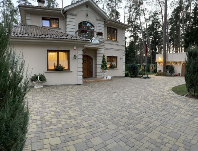 Объявление. Дом в центре города Юрмала. Общая площадь 365 м2. Дом находится в парковой зоне. До концертного Цена: 990000 EUR Foto #2