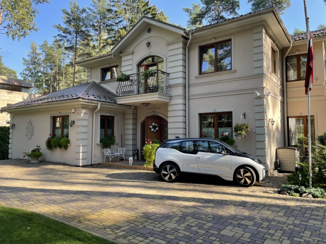 Объявление. Дом в центре города Юрмала. Общая площадь 365 м2. Дом находится в парковой зоне. До концертного Цена: 990000 EUR Foto #1