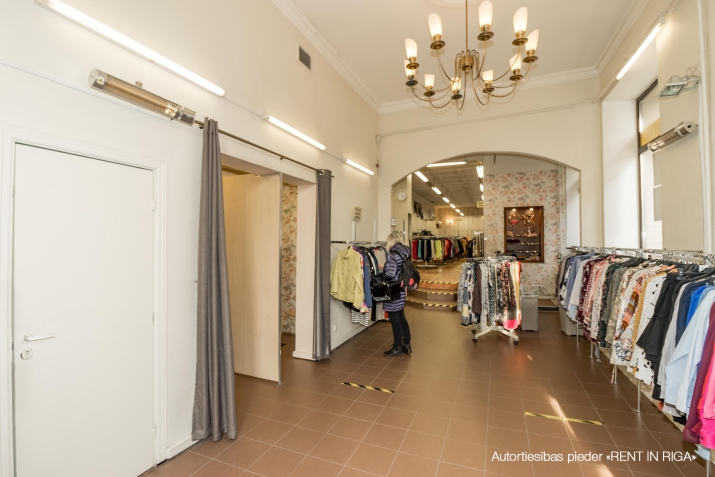 Sludinājumi. Pārdod tirzniecības telpas ar nomnieku.  Īpašuma sastāvs:  1. stāva izvietotas tirdzniecības Cena: 800000 EUR Foto #3