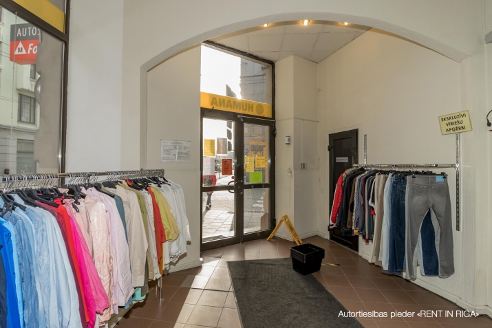 Sludinājumi. Pārdod tirzniecības telpas ar nomnieku.  Īpašuma sastāvs:  1. stāva izvietotas tirdzniecības Cena: 800000 EUR Foto #4