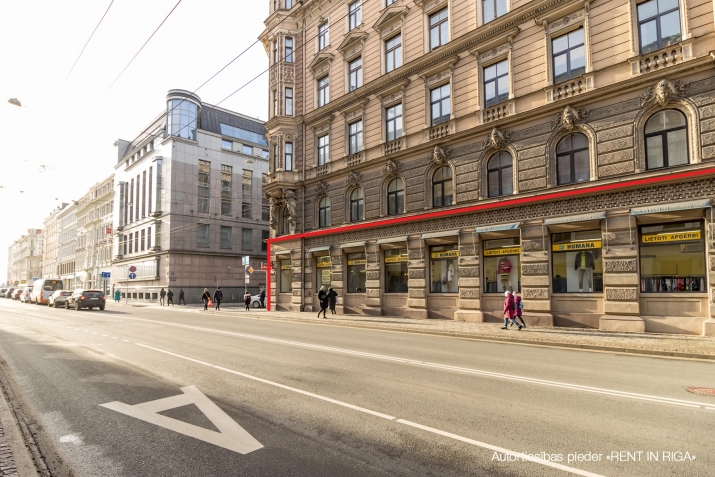 Sludinājumi. Pārdod tirzniecības telpas ar nomnieku.  Īpašuma sastāvs:  1. stāva izvietotas tirdzniecības Cena: 800000 EUR Foto #1