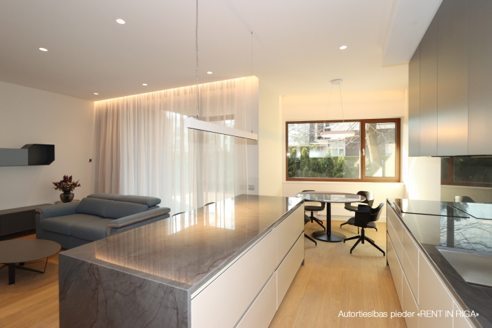 Sludinājumi. Tiek izīrēts 2- guļamistabu dzīvoklis Dzintaros. Dzīvoklī ir saimnieka guļamistaba ar savu Cena: 2800 EUR/mēn Foto #1