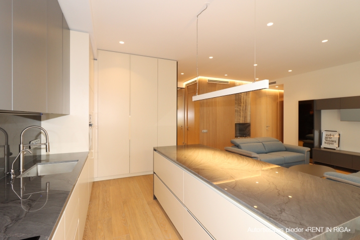 Sludinājumi. Tiek izīrēts 2- guļamistabu dzīvoklis Dzintaros. Dzīvoklī ir saimnieka guļamistaba ar savu Cena: 2800 EUR/mēn Foto #2