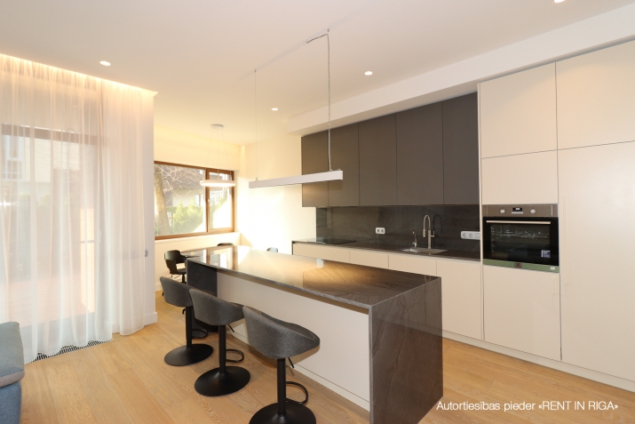 Sludinājumi. Tiek izīrēts 2- guļamistabu dzīvoklis Dzintaros. Dzīvoklī ir saimnieka guļamistaba ar savu Cena: 2800 EUR/mēn Foto #3