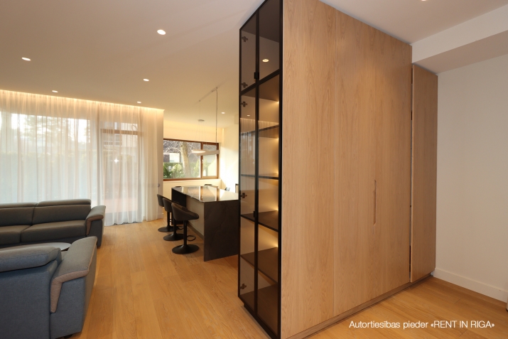 Sludinājumi. Tiek izīrēts 2- guļamistabu dzīvoklis Dzintaros. Dzīvoklī ir saimnieka guļamistaba ar savu Cena: 2800 EUR/mēn Foto #7