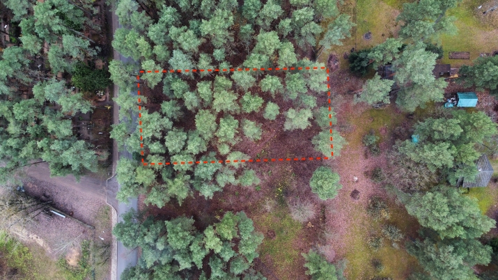 Sludinājumi. Tiek tirgots zemes gabals ar saskaņotu projektu četru sekciju rindu mājām.  + Meža ielokā, klusā un Cena: 68890 EUR Foto #1