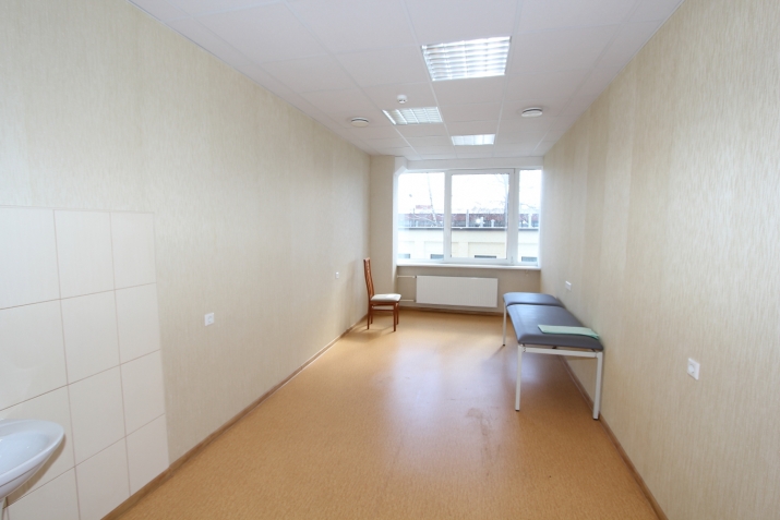 Sludinājumi. Pieejamas telpas ar izlietni kompleksā Dzintars. Telpas nodrošinātas ar diennakts apsardzi, Cena: 97 EUR/mēn Foto #1