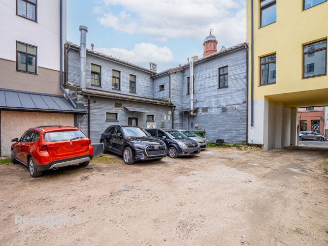 Sludinājumi. Tiek pārdota ēka un zeme Marijas ielā.  Ēkas lietošanas veids: 1220 biroju ēka. Būves Cena: 600000 EUR Foto #4