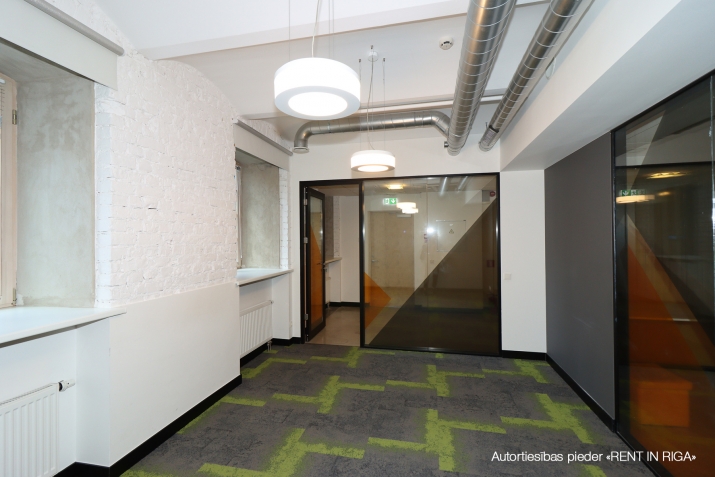 Sludinājumi. Birojs \'klusajā\' centrā.  + 1. stāvs. + Platība sastāv no priekštelpas, atvērtas telpas, 2 Cena: 2702 EUR/mēn Foto #7