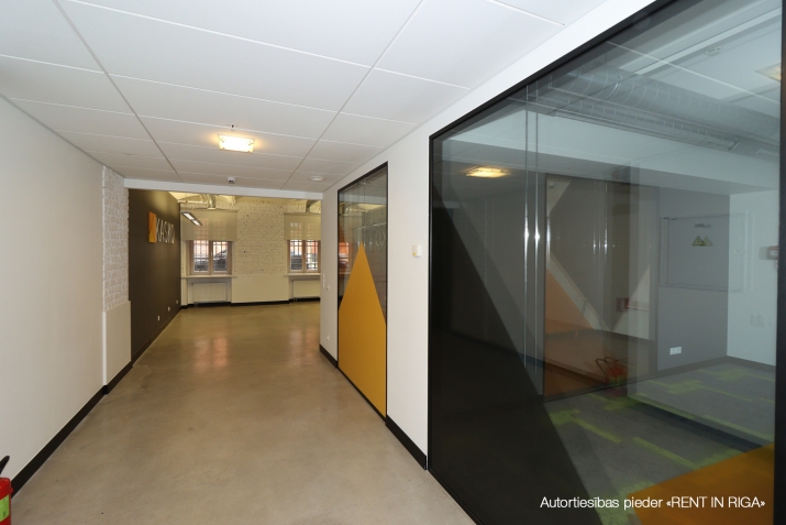 Sludinājumi. Birojs \'klusajā\' centrā.  + 1. stāvs. + Platība sastāv no priekštelpas, atvērtas telpas, 2 Cena: 2702 EUR/mēn Foto #9