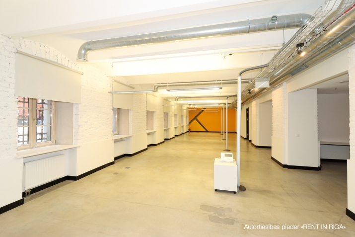 Sludinājumi. Birojs \'klusajā\' centrā.  + 1. stāvs. + Platība sastāv no priekštelpas, atvērtas telpas, 2 Cena: 2702 EUR/mēn Foto #3