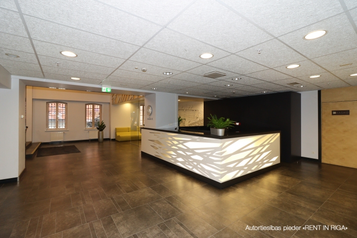 Sludinājumi. Birojs \'klusajā\' centrā.  + 1. stāvs. + Platība sastāv no priekštelpas, atvērtas telpas, 2 Cena: 2702 EUR/mēn Foto #2