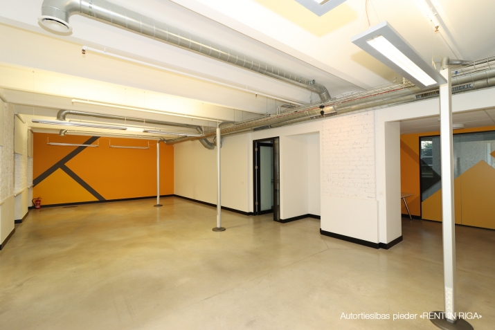 Sludinājumi. Birojs \'klusajā\' centrā.  + 1. stāvs. + Platība sastāv no priekštelpas, atvērtas telpas, 2 Cena: 2702 EUR/mēn Foto #5