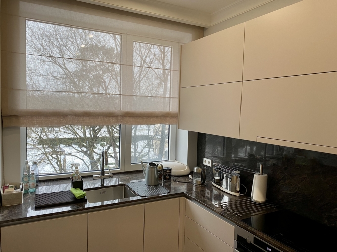 Sludinājumi. Tiek pārdots svaigs, saulains, tūlītējai apdzīvošanai gatavs 4- istabu dzīvoklis Majoru Cena: 595000 EUR Foto #4