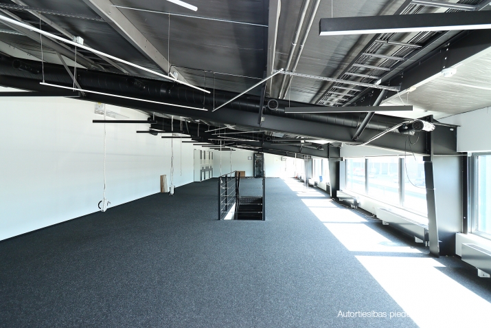 Sludinājumi. Biroja telpas ar noliktavu Krasta ielā, pie T/C Mols.   2. stāvā izvietotas biroja telpas 385 m2 Cena: 4259 EUR/mēn Foto #2