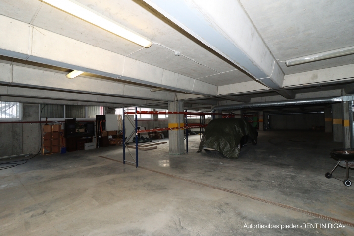 Sludinājumi. Iznomā tīras un sausas telpas.  + Griestu augstums: 2,4 m + Atsevišķa ieeja no ielas. Paceļamie Cena: 2457 EUR/mēn Foto #3