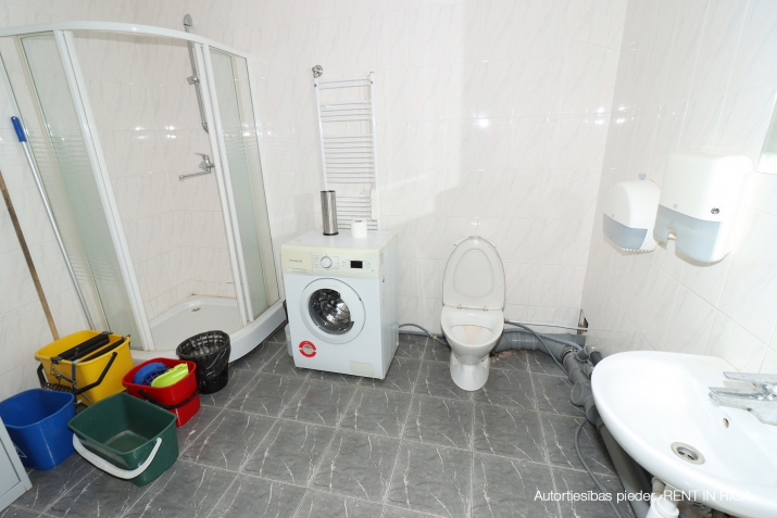 Sludinājumi. Iznomā tīras un sausas telpas.  + Griestu augstums: 2,4 m + Atsevišķa ieeja no ielas. Paceļamie Cena: 2457 EUR/mēn Foto #5