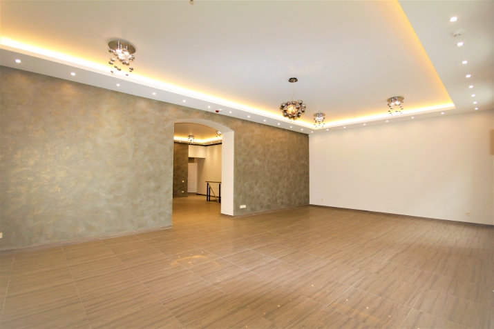 Sludinājumi. Pārdod gaišas plašas komerctelpas Rīgas centrā. Aktīvs rajons, liela cilvēku un automašīnu plūsma. Cena: 495000 EUR Foto #2