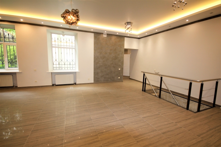 Sludinājumi. Pārdod gaišas plašas komerctelpas Rīgas centrā. Aktīvs rajons, liela cilvēku un automašīnu plūsma. Cena: 495000 EUR Foto #4